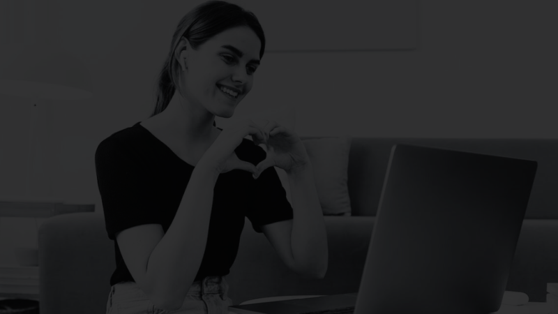 Mujer sentada frente a su computadora manteniendo una relación romántica a distancia